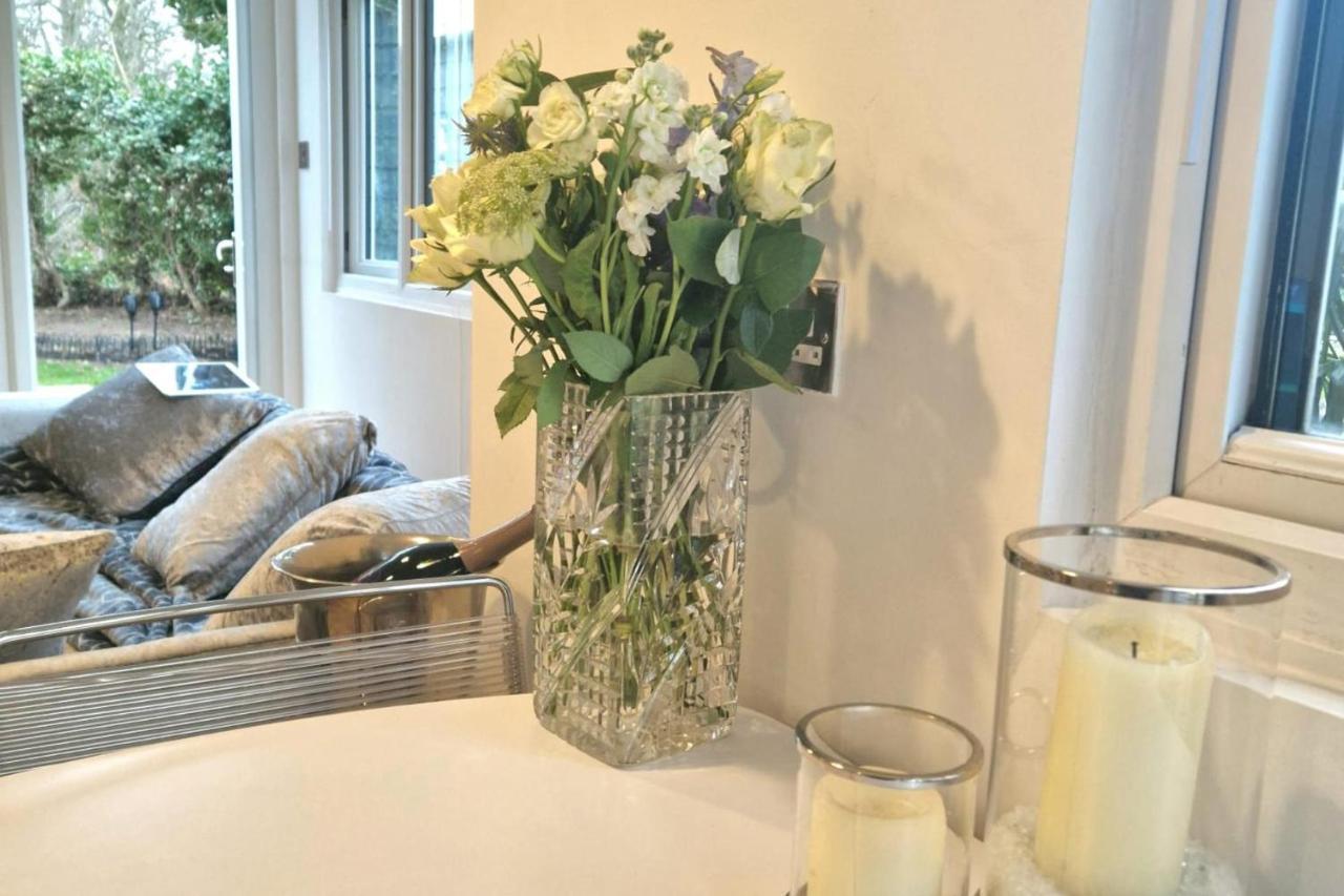 1 Bed Cottage-Museum View-Garden-Free Parking Weybridge Exteriör bild