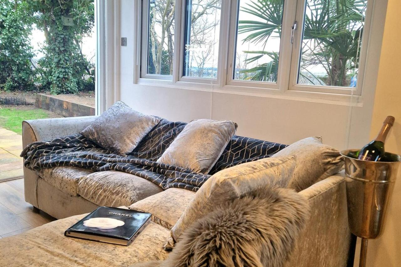 1 Bed Cottage-Museum View-Garden-Free Parking Weybridge Exteriör bild